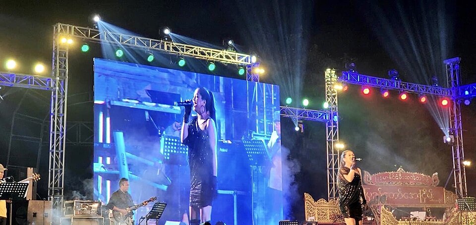 File:Su Pan Htwar performing.jpg