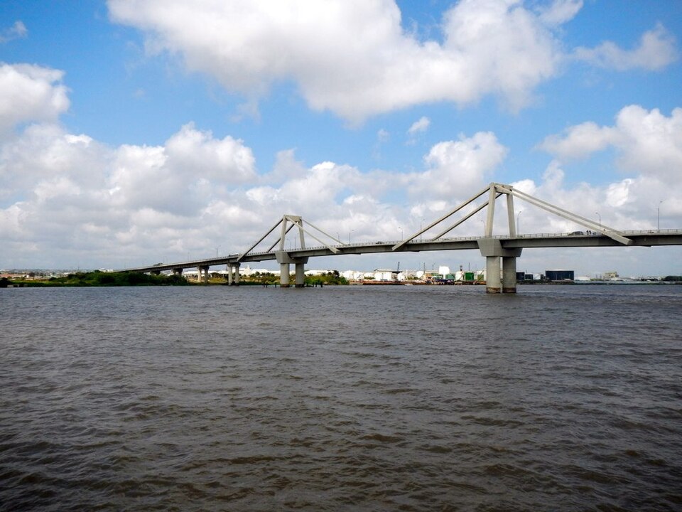File:Bridge over the Magdalena River (16049525434).jpg