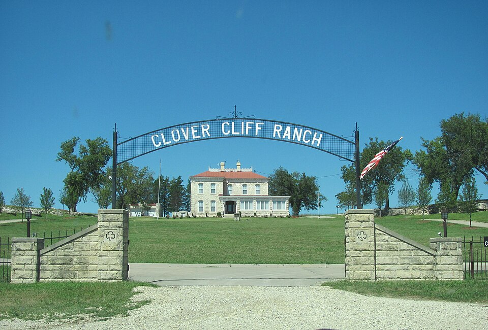 File:Clover Cliff Ranch House.JPG