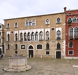 Palazzo Duodo a Sant'Angelo and one of the two well heads