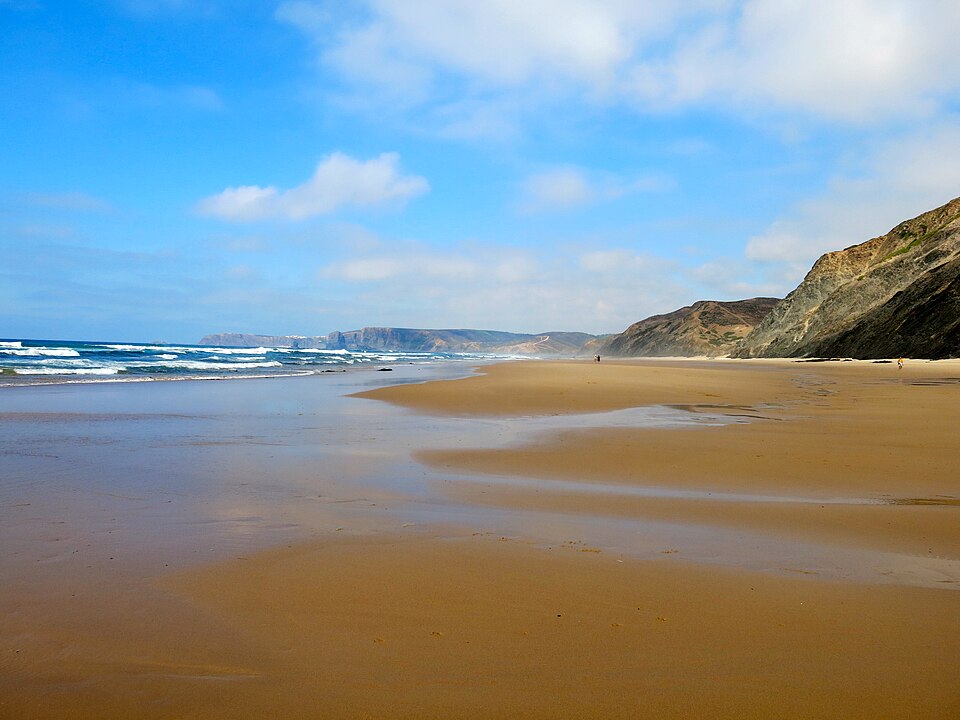File:Praia do Penedo (1).jpg