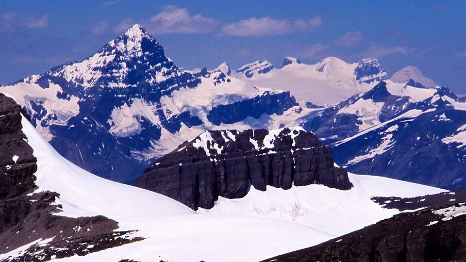 File:ViewFromMistayaSummitToNWMtsForbesLyellColumbia.jpg