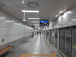 Full-height platform screen doors at Gangil Station (Seoul Subway Line 5)