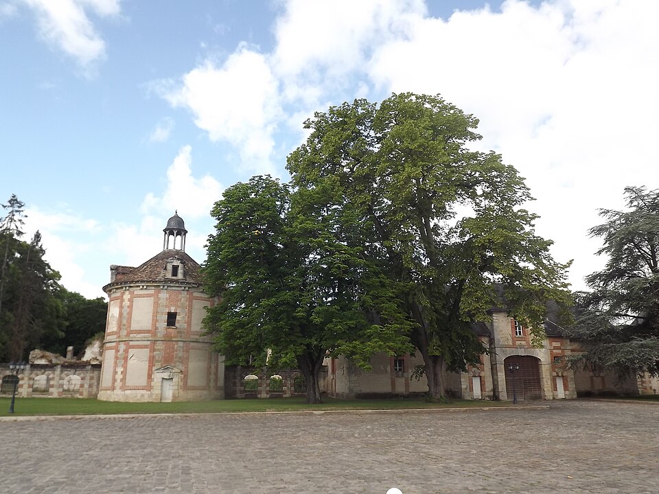 File:Château d'Augerville - Divers bâtiments.JPG