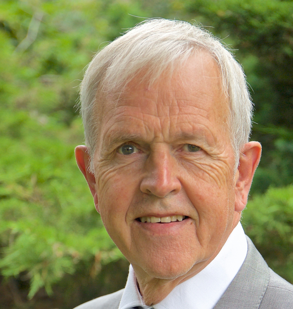 File:Professor Stephen Challacombe (2019).png