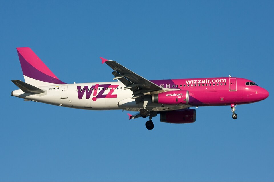 File:Wizz Air Ukraine Airbus A320 Simon.jpg