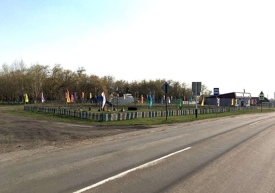 File:Центральная площадь у администрации.jpg