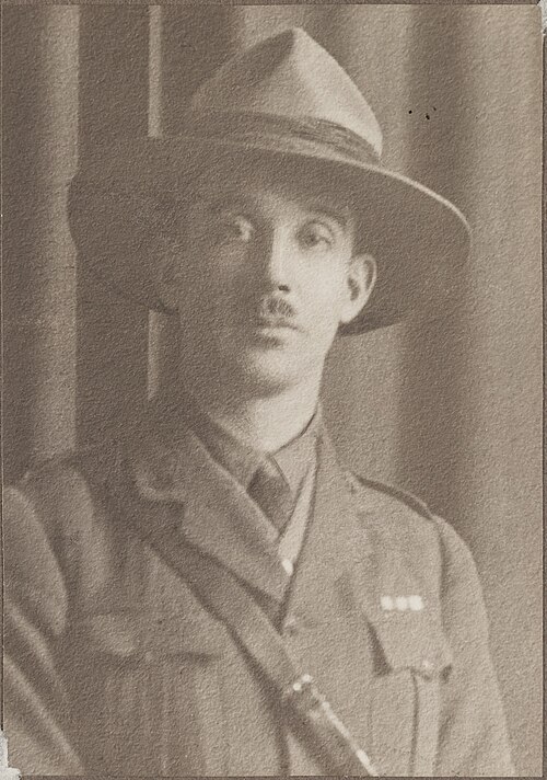 File:Captain N. L. Macky photograph (1920).jpg