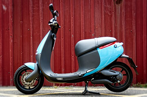 Electric scooterStep-through frame with floor panel