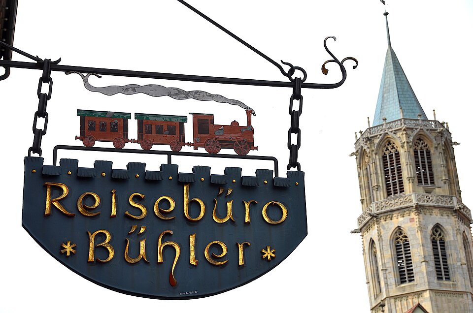 File:Nasenschild Reisebüro, Rottweil (2017).jpg