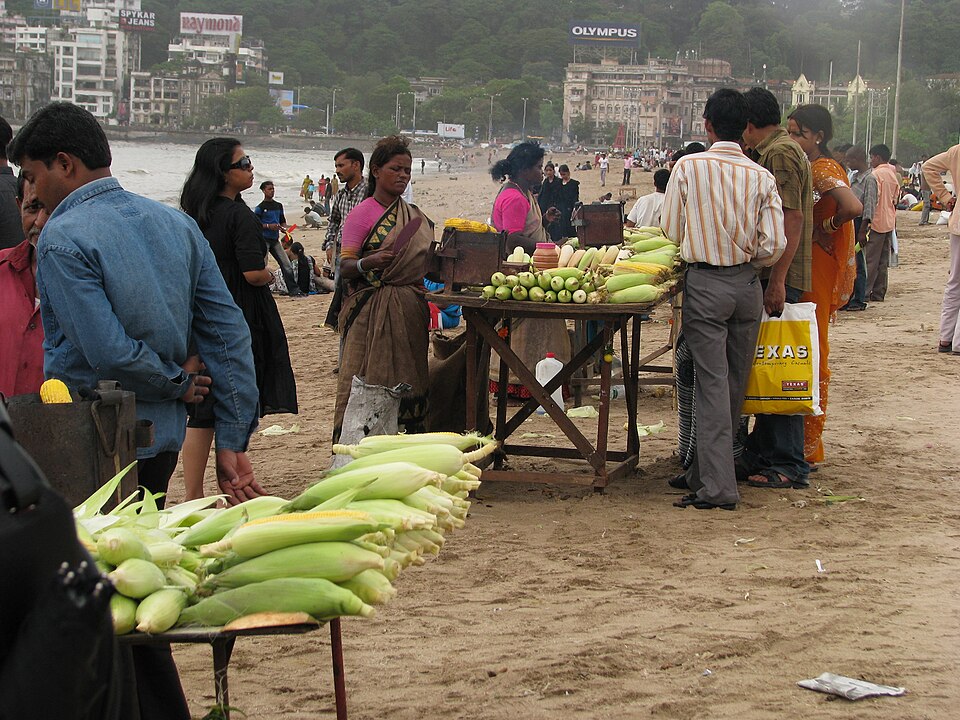 File:Vendors on Chowpatty Beach.jpg