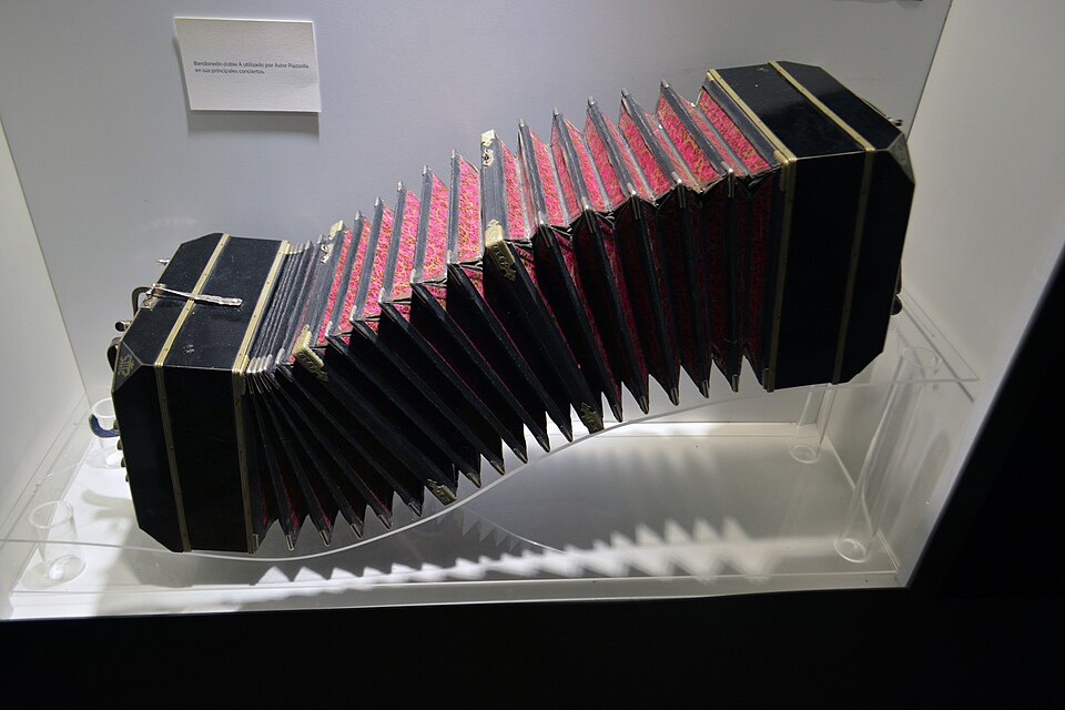 File:Bandoneón de Astor Piazzolla.jpg