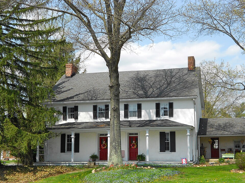 File:Kemblesville PA white house.JPG
