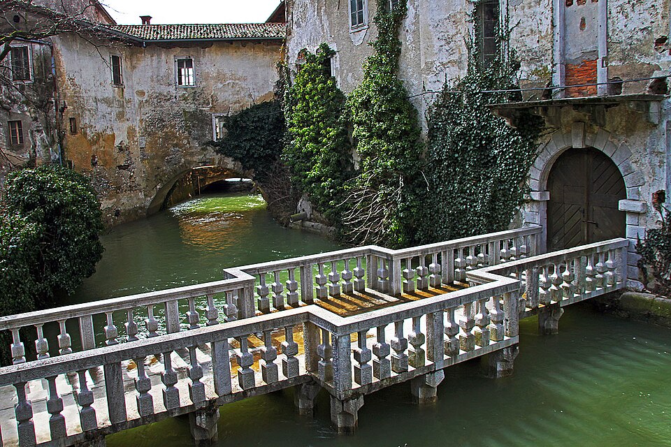 File:Lanthieri Mansion back side.jpg