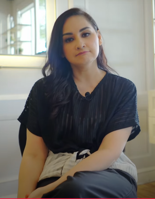 File:Mona Ratulio in Viu.png