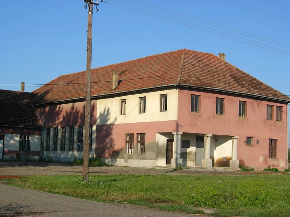 File:Podlokanj, village centre.jpg