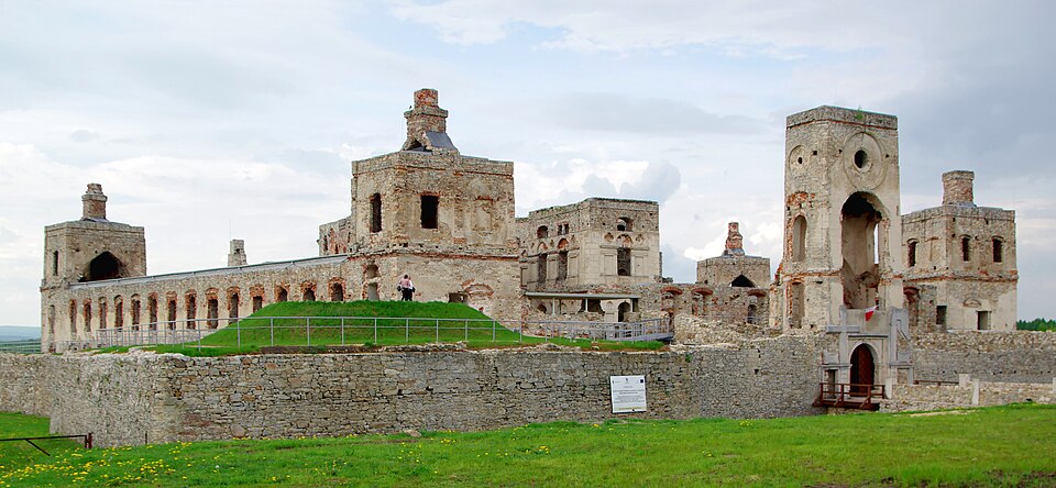 File:Krzyżtopór w Ujeździe 20140427 2292.jpg