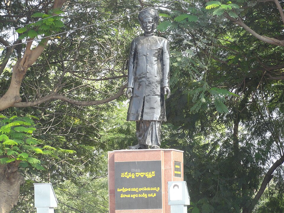 File:Sarve palli raadhakrishnan, tankbund.JPG
