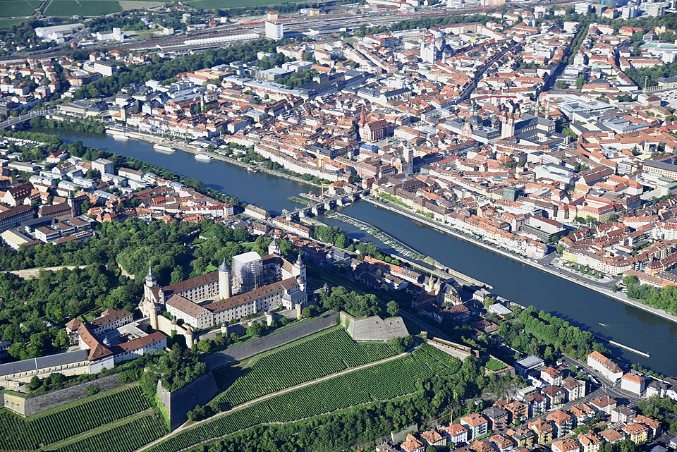 File:Wuerzburg mit Festung Marienberg Luftansicht 20160813.jpg