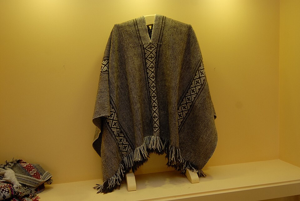 File:Artesania Chilena - Manta Mapuche.jpg