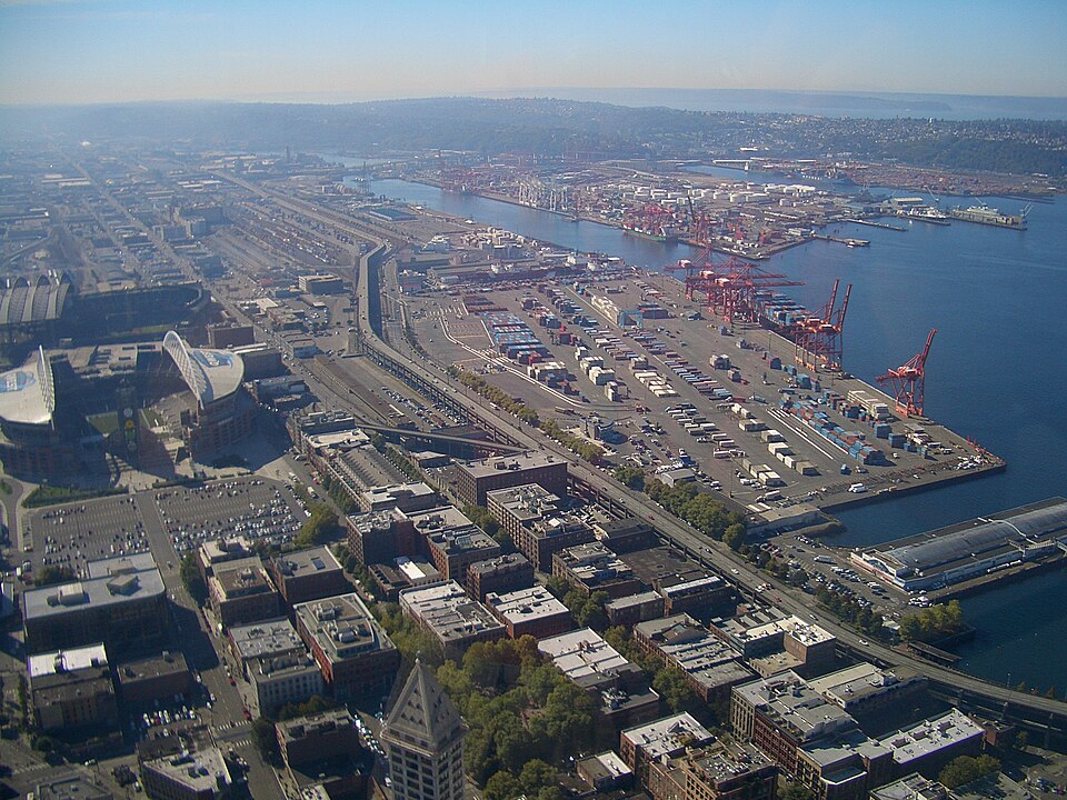 File:Columbia-Center-looking-SSW-2344.jpg
