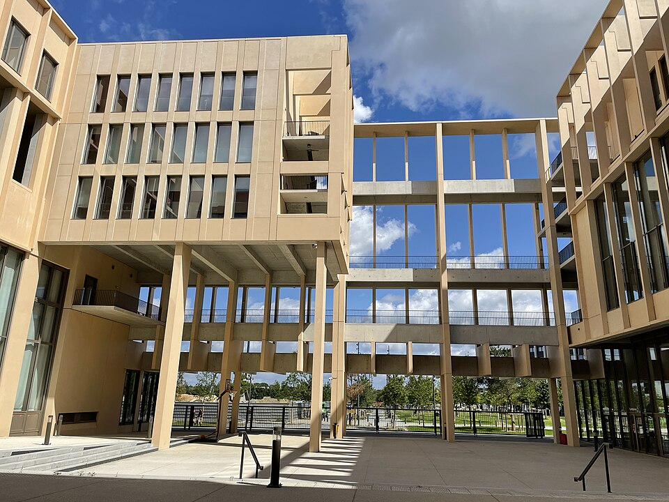 File:Telecom Paris side court.jpg