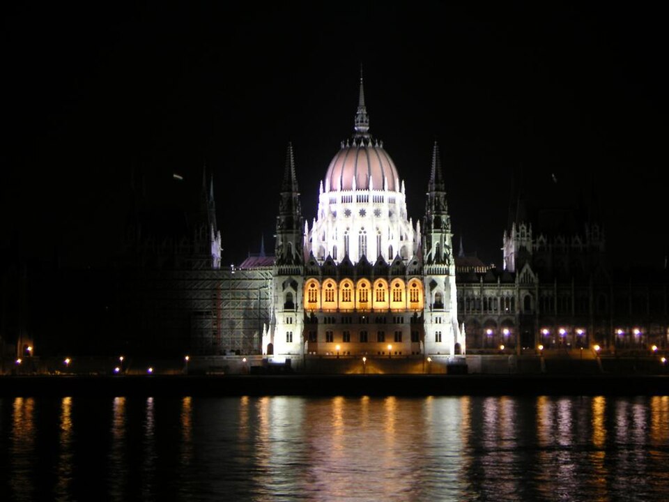 File:BP parliament at night BÅn.JPG
