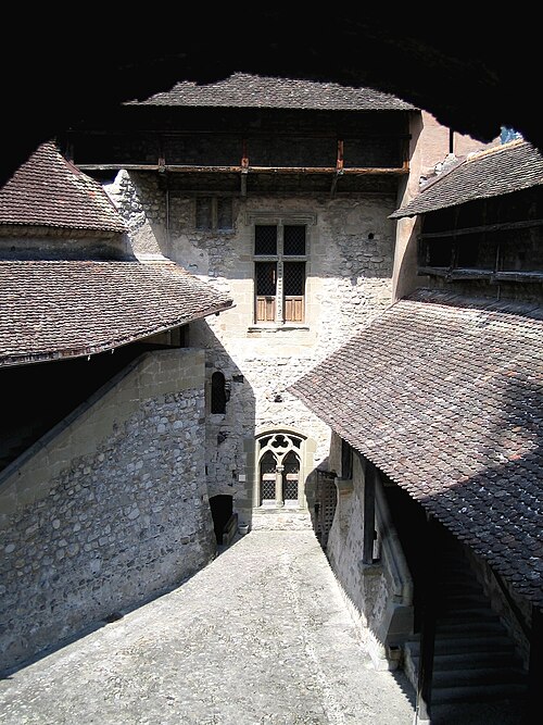 File:Château de Chillon Innenhof 2008.jpg