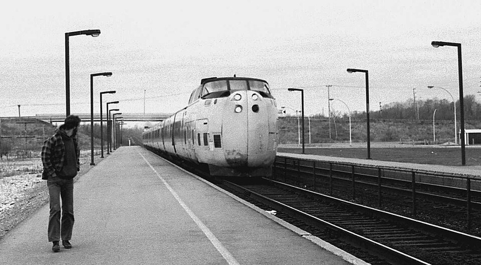 File:UAC Turbo train at Kingston.jpg