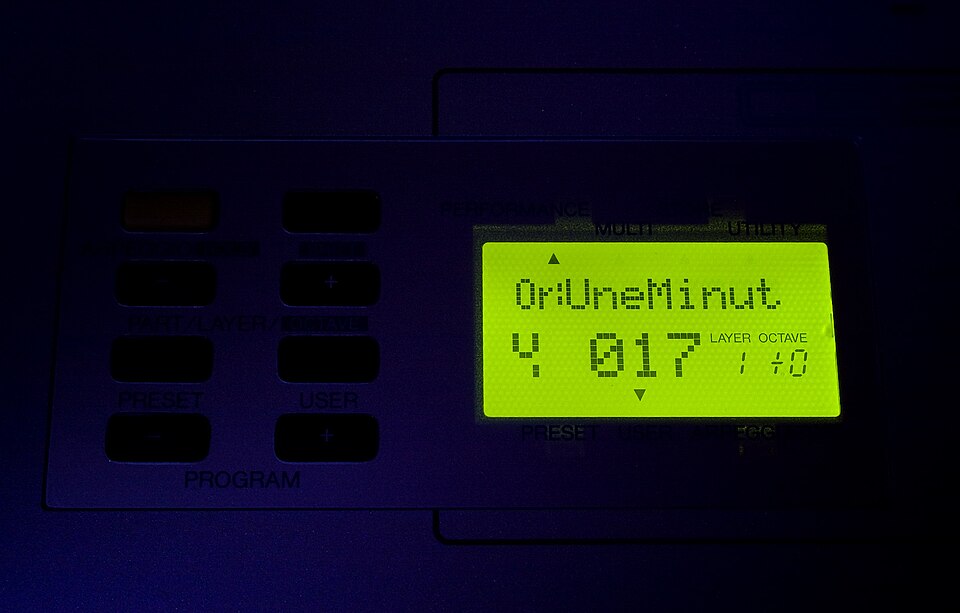 File:Yamaha CS2x LCD display - Or-UneMinute.jpg