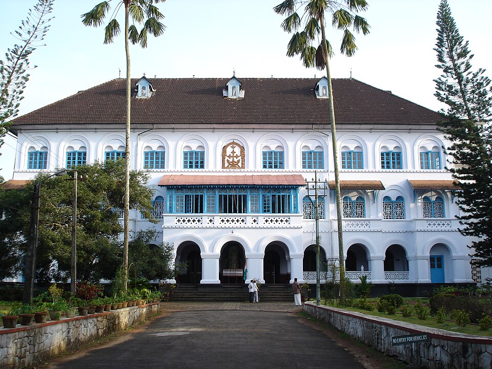 File:Archbishop's House, Changanassery, Kerala.jpg