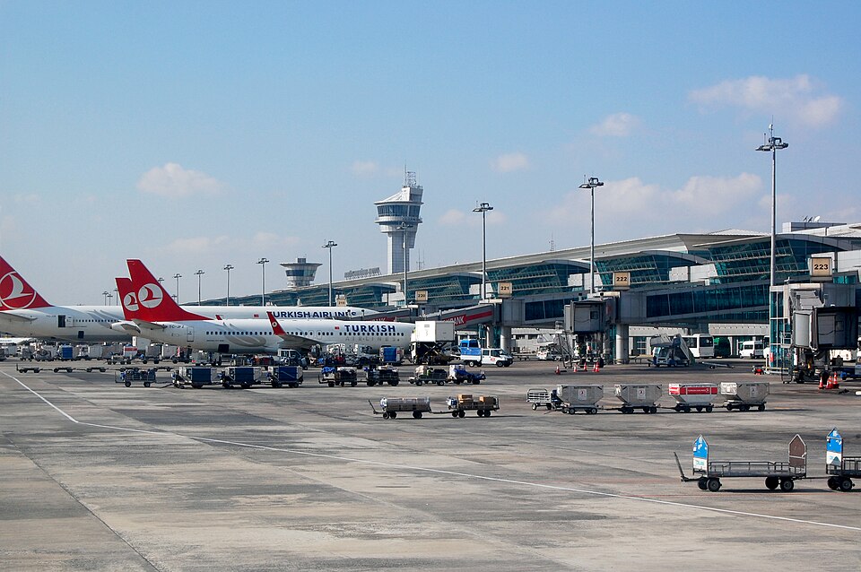 File:Istanbul Airport Turkish-Airlines 2013-11-18 (3).jpg