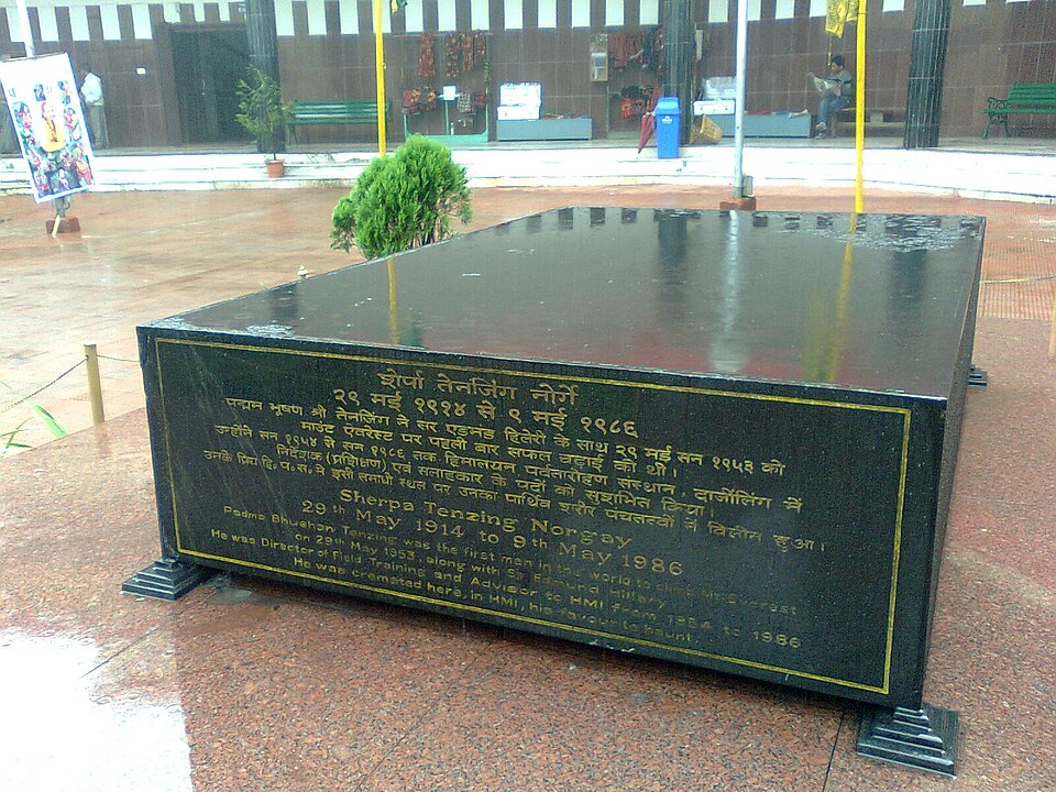 File:Tenzing Norgay memorial.jpg