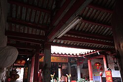 A skywell in a Fujian temple with enclosing halls and bays on four sides.