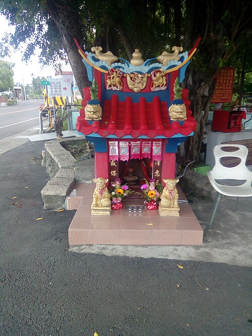 File:佳冬鄉下隨處可見的客家伯公小廟.jpg
