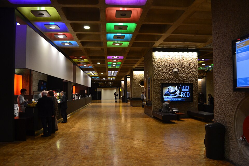 File:Barbican Interior 5.JPG