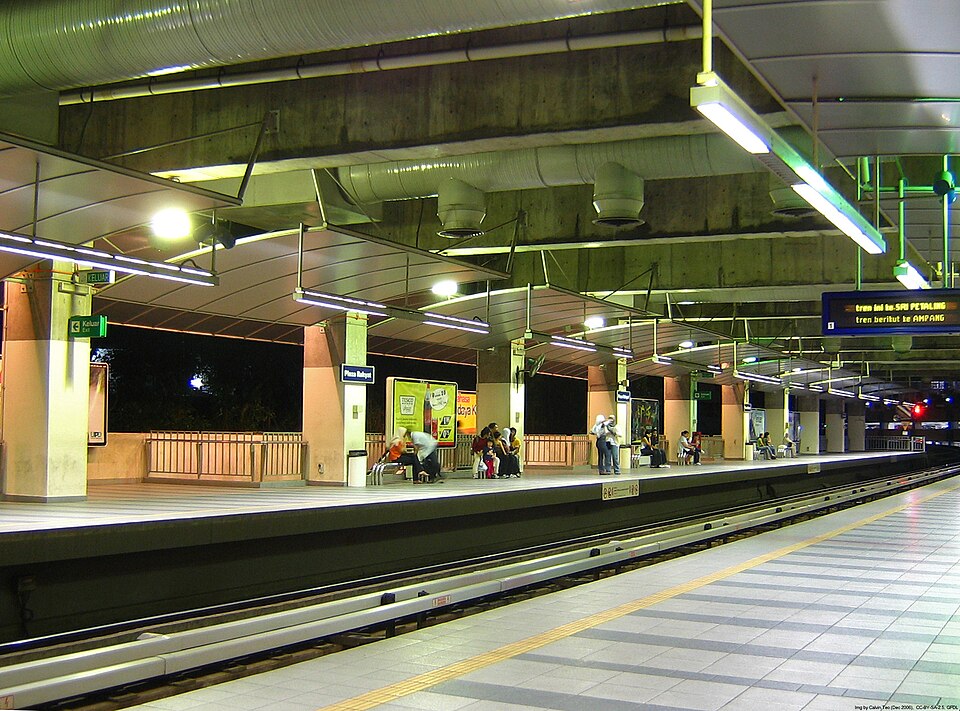 File:Plaza Rakyat LRT station.jpg