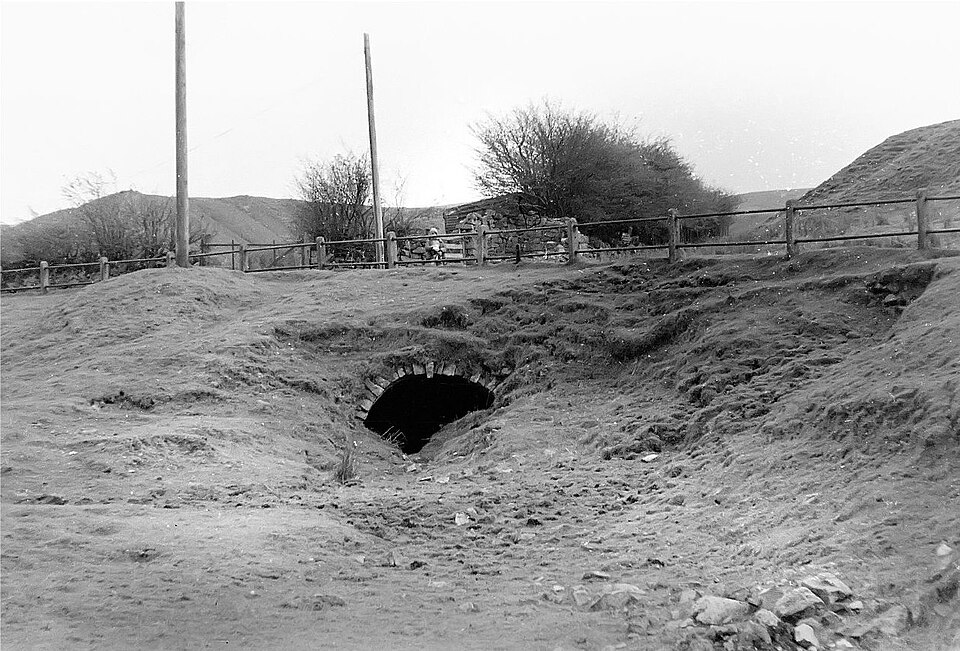 File:Pwll Du Tram Tunnel (4887928184) (3).jpg