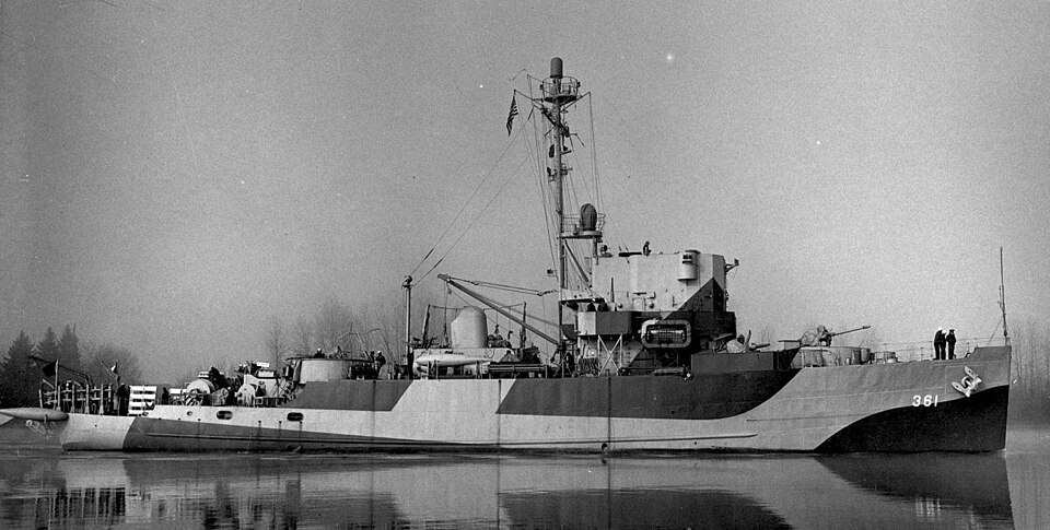 File:USS Dunlin AM-361 starboard view.jpg