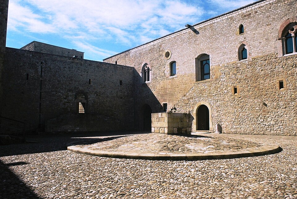 File:Castel Lagopesole.jpg