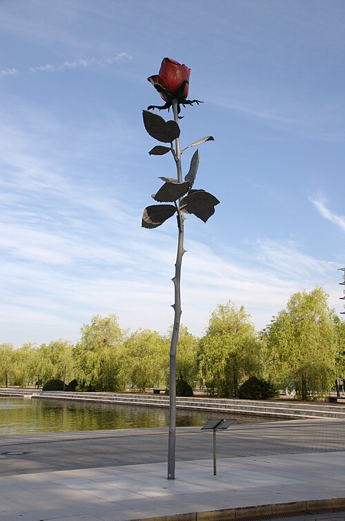 File:Isa Genzken Rose.jpg