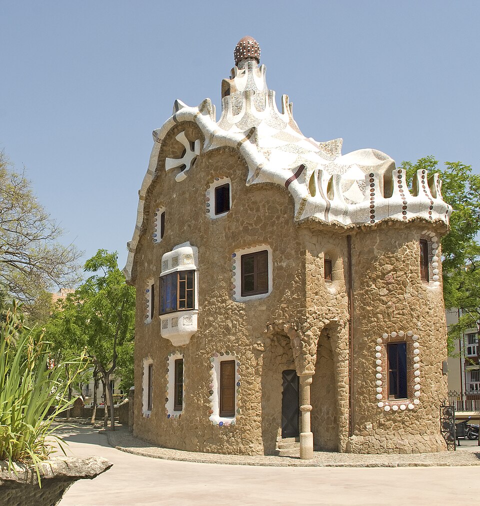 File:Park Güell - Pabellón de entrada.jpg