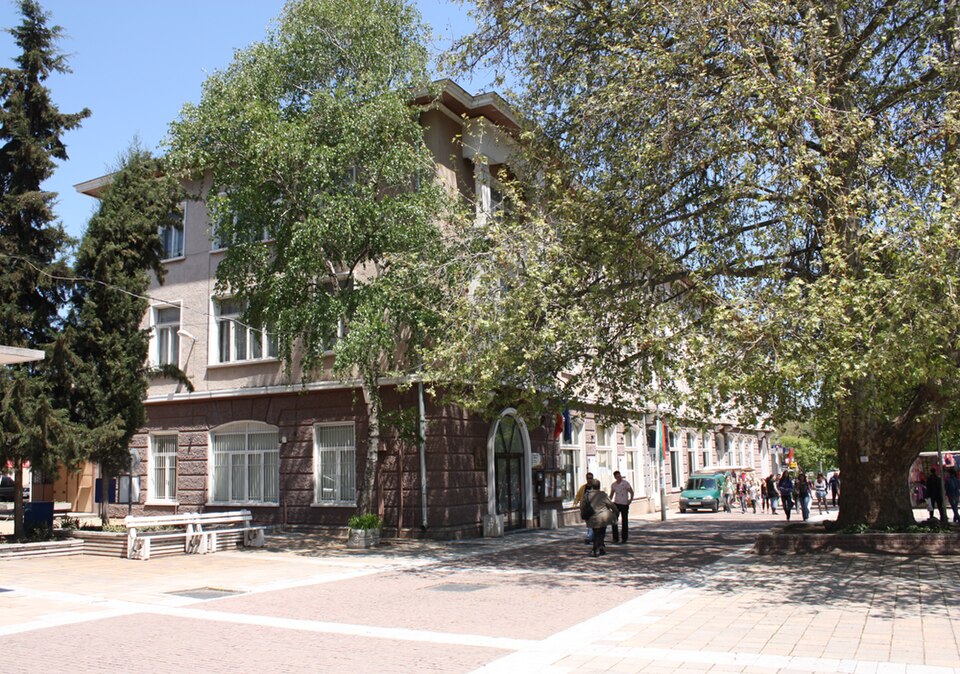 File:Peshtera-townhall.jpg