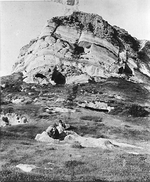 File:Pinaca Castle Corduene 2.jpg