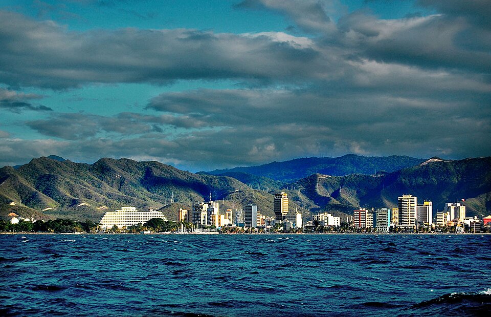 File:PuertoLaCruzSkyline.jpg