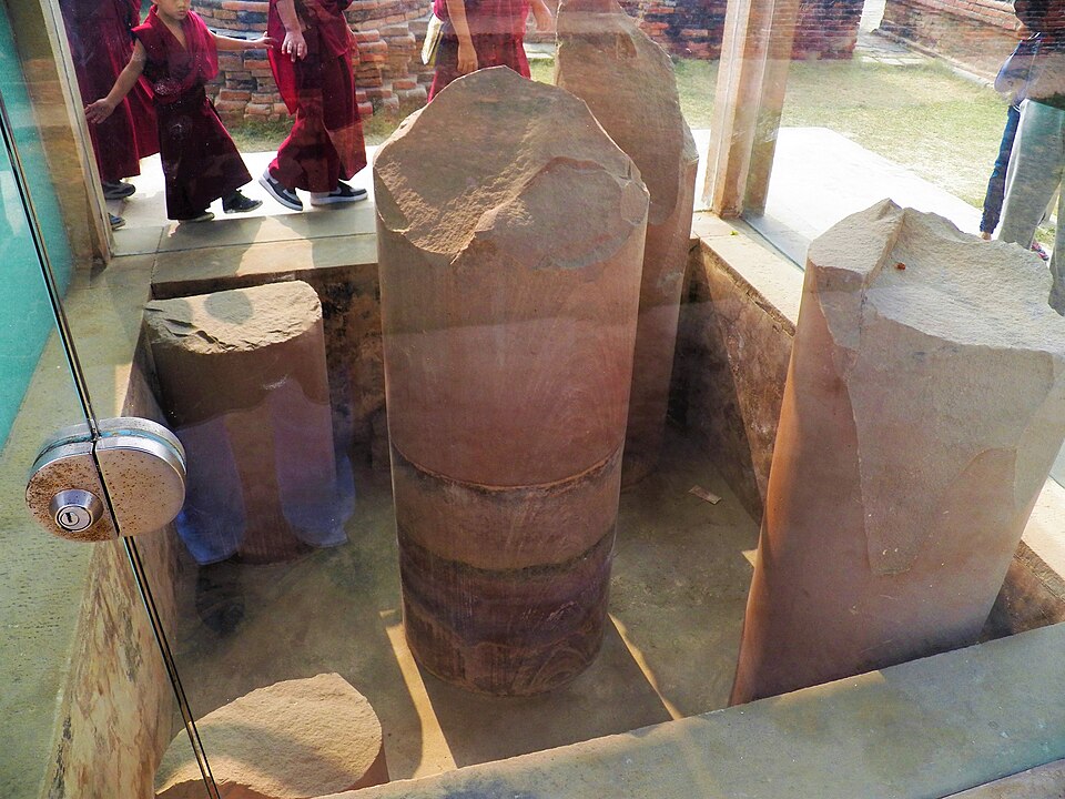 File:Sarnath pillar stump and the parts.jpg