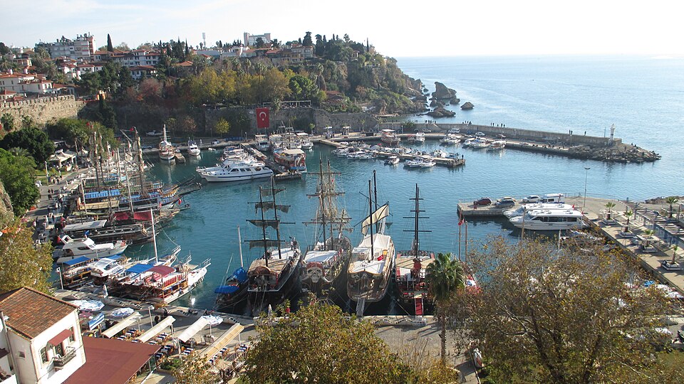 File:Am Yachthafen.JPG
