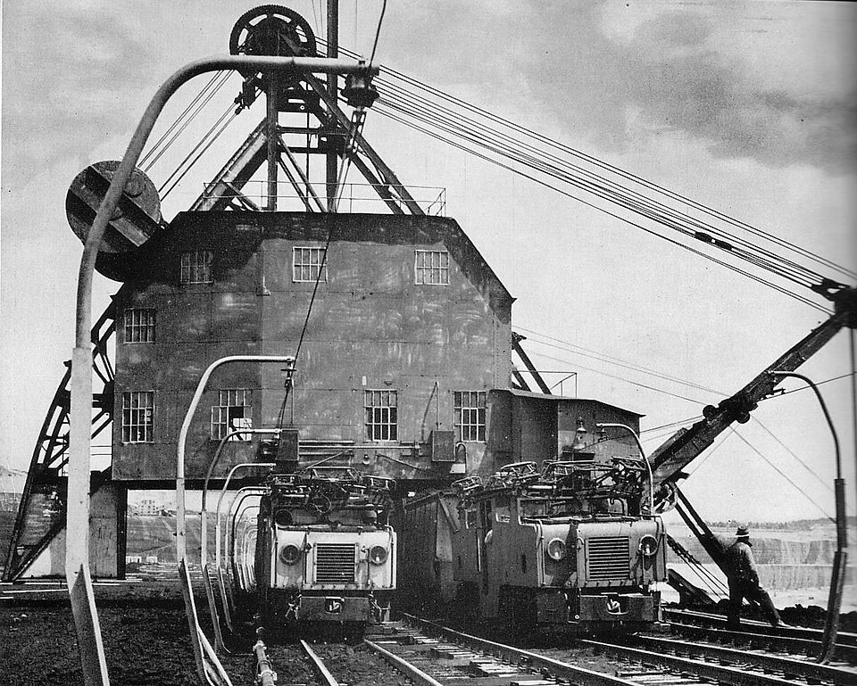 File:Coal-dredge-and-train-yallourn.jpg