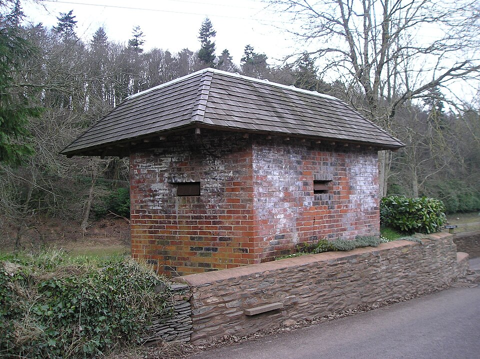File:Disguised Pillbox, Roadwater (geograph 3359528).jpg