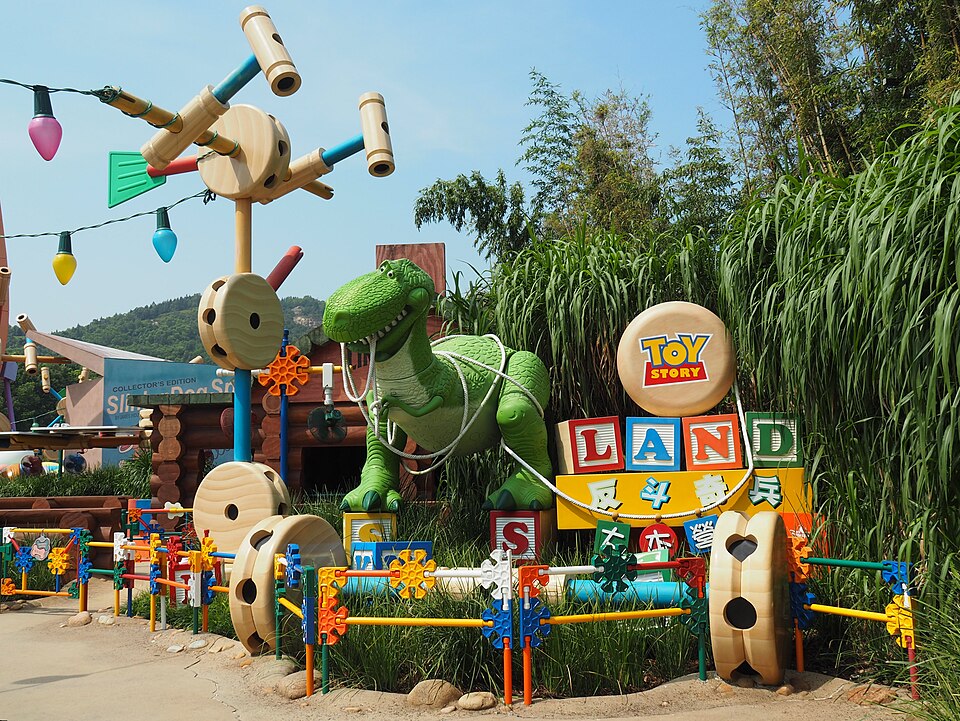 File:Hong Kong Disneyland (24176189482).jpg